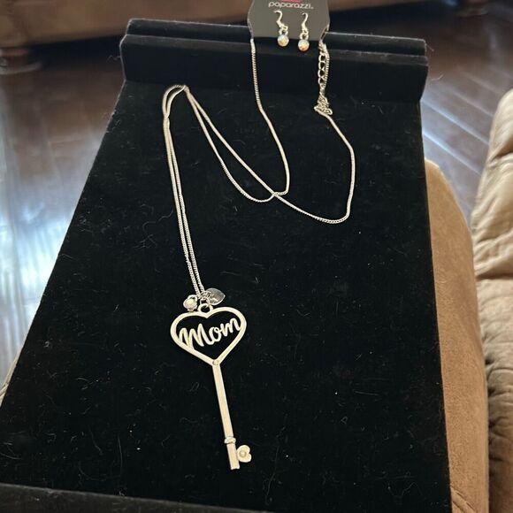 Paparazzi Silver-tone Necklace & Earrings Set ~ The Key to Moms Heart - Picture 1 of 4
